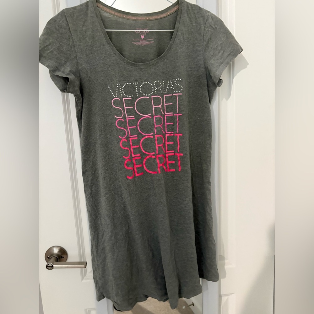 Victoria's Secret Secret Graphic Gray with Pink Accents Sleep Tee, Sz Small
